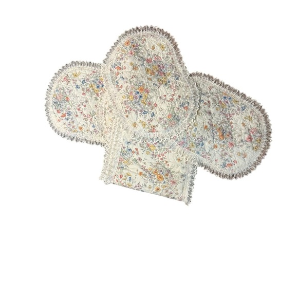Set of 4 Vintage Floral Placement Mats  1 Table Runner w/ Lace Trim Cottagecore - Picture 1 of 15